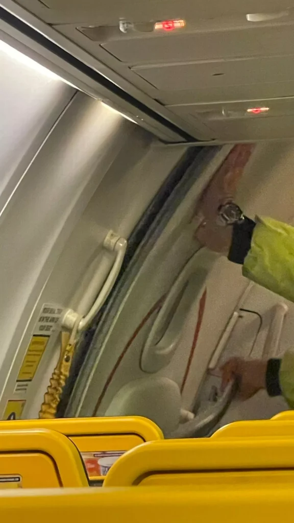 RyanAir Door Emergency