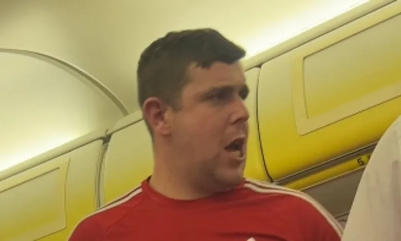 Drunk Passenger misbehaves with Cabin Crew