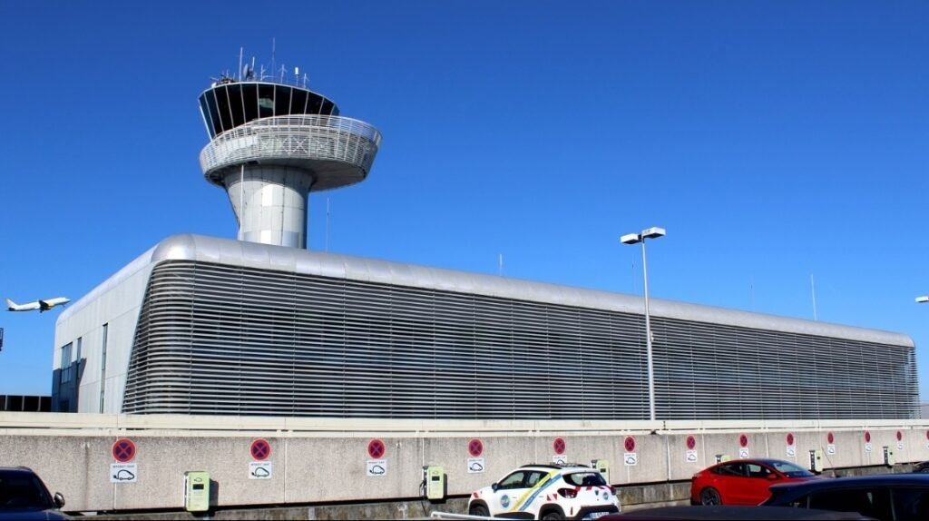 ATC Tower. A Vueling A320 lifts-off from Rwy. 05.